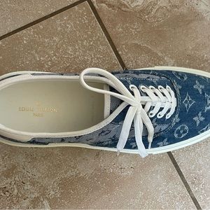 Louis Vuitton men sneakers size 10